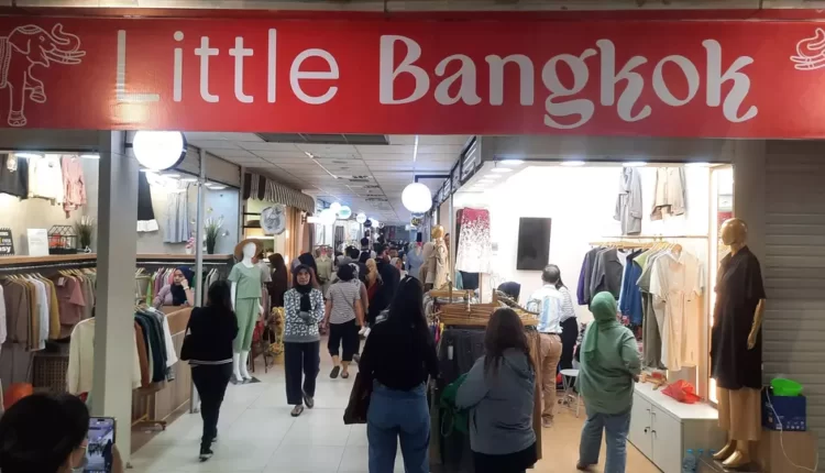Suasana masyarakat mengunjungi Little Bangkok, Tanah Abang, Jakarta Pusat. (Beritasatu.com/Dayat)