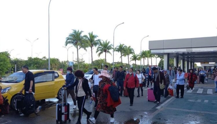 Kedatangan penumpang penerbangan perdana dari Kunming, China di Bandara Internasional Hang Nadim Batam, Kepri, Minggu (21/1/2024). (Antara/Jessica)