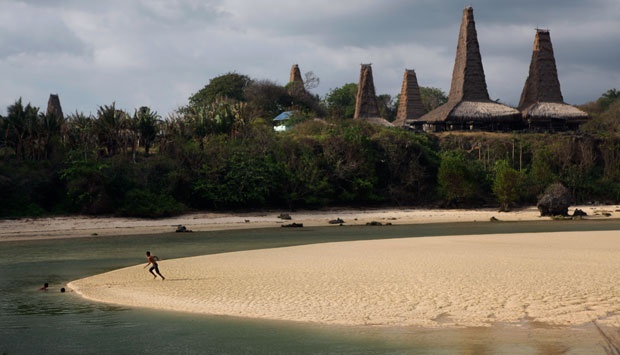 Suasana Kampung Adat Ratenggaro, di Sumba Barat Daya. Kampung ini terletak di pinggir pantai di kecamatan bondokodi Kabupaten Sumba Barat daya. TEMPO/Gunawan Wicaksono