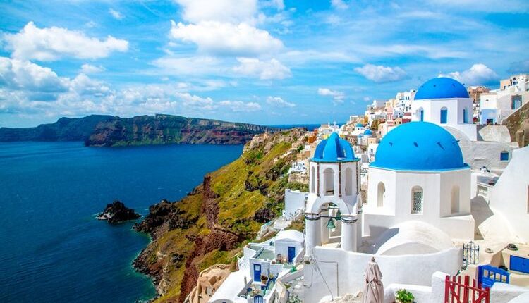 Pulau Santorini, Yunani, yang terkenal sebagai kota serbaputih dapat dikunjungi wisatawan secara gratis. (Dok. Shutterstock/singhnature)
