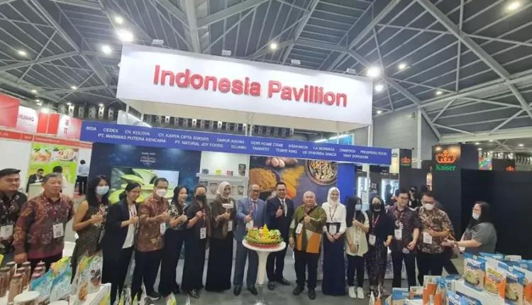 KBRI Singapura bekerja sama dengan Bank Indonesia turut berpartisipasi dengan menghadirkan Pavillion Indonesia di FHA Food & Beverage 2023 Singapura yang menampilkan 15 UMKM unggulan Indonesia dari berbagai provinsi. (Dok. Kemenlu RI)