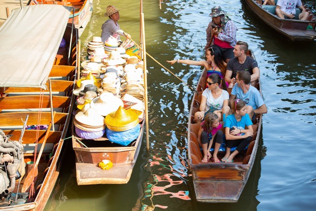 Ilustrasi turis asing di Thailand. Foto: Mangkorn Danggura/Shutterstock