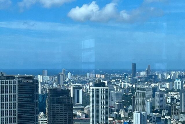 View dari kolam renang di lantai 71. Foto: Adhie Ichsan/kumparan