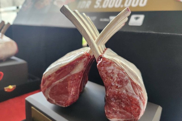Piala untuk pemenang Lamb Challenge yang digelar di The Alana Hotel and Conference Sentul City by ASTON. Foto: Ela Nurlaela/kumparan