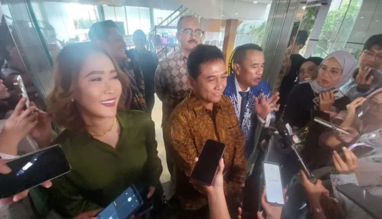Ketua Gabungan Industri Pariwisata Indonesia (GIPI) Hariyadi Sukamdani (tengah) saat memberikan keterangan pers usai bertemu Menko Marves Luhut Binsar Pandjaitan di Jakarta, Jumat (26/1/2024). (ANTARA/Adimas Raditya)
