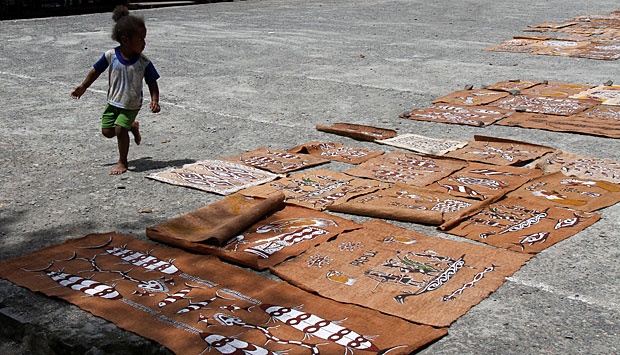Lukisan kulit kayu dari Kampung Asei Besar, Distrik Sentani Timur, Kabupaten Jayapura, Papua, Foto: TEMPO/Cunding Levi