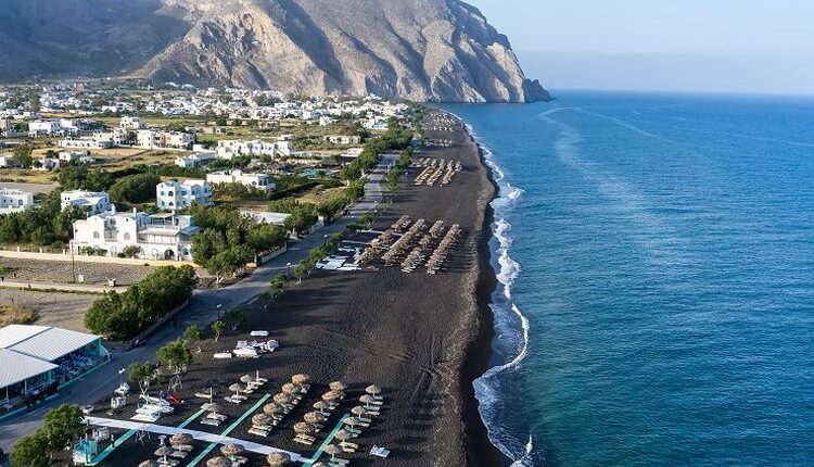 Ilustrasi Yunani - Pantai Perissa di Pulau Santorini.(SHUTTERSTOCK / VERVERIDIS VASILIS)