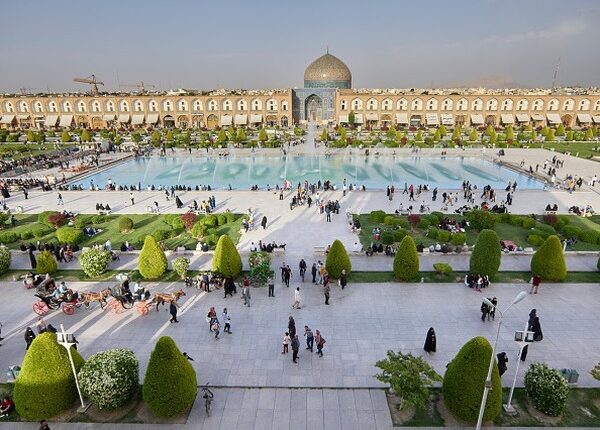 Alun-alun Ishafan. Biasanya para wisatawan sering berkunjung kesini karena halamanya yang luas dan indah. Isfahan yang merupakan kota terbesar ketiga di Iran, dihuni oleh sekitar 1,5 juta orang (menurut sensus 2006). Secara geografis, kota ini membentang di dataran Zayandeh-Rud yang subur, di kaki pegunungan Zagros. Alhasil, kota ini menikmati iklim yang nyaman dan musim yang teratur. Thomas Schulze/picture alliance via Getty Images
