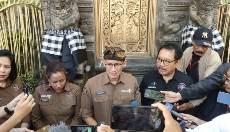 Foto: Menparekraf RI, Sandiaga Salahuddin Uno (tengah) bersama jajaran dan Ketua PHRI Bali, Tjokorda Oka Artha Ardhana Sukawati (Cok Ace) saat doorstop usai acara Seminar Nasional di The Royal Pitamaha, Ubud, Gianyar, Rabu (31/1/2024). (BB/213)