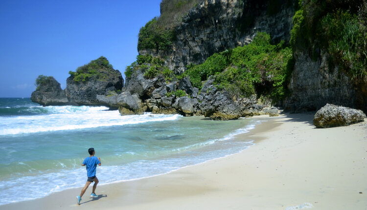 Ilustrasi lari di pantai Gunung Kidul foto: jarwadi.me