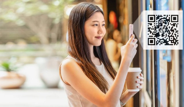 Ilustrasi menggunakan QR Code. Foto: TZIDO SUN/Shutterstock
