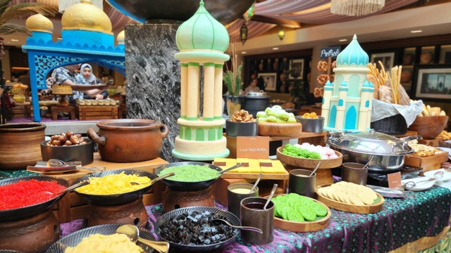 Aneka hidangan khas Ramadan di Signatures Restaurant Hotel Indonesia Kempinski Jakarta (28/2/2024). Foto: Azalia Amadea/kumparan