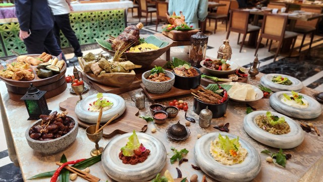 Aneka hidangan khas Ramadan di Signatures Restaurant Hotel Indonesia Kempinski Jakarta (28/2/2024). Foto: Azalia Amadea/kumparan