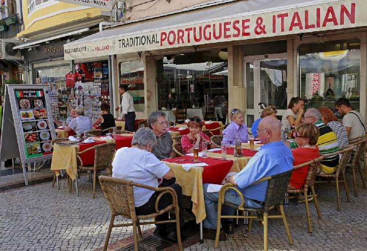 Ilustrasi restoran di Lisbon, Portugal (REUTERS/Hugo Correia)