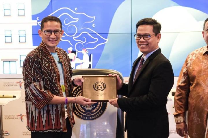 Penyerahan penghargaan ASEAN Tourism Forum oleh Menteri Pariwisata dan Ekonomi Kreatif Sandiaga Uno kepada GM eL Hotel Bandung Iyok Supriatna.