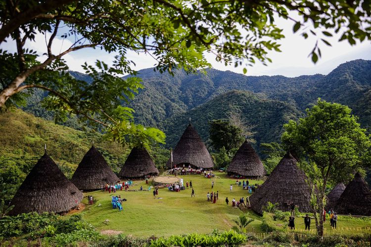 Pemandangan di Kampung adat Wae Rebo, Kecamatan Satar Mese Barat, Kabupaten Manggarai, Provinsi Nusa Tenggara Timur, Jumat, (3/12/2021). Kunjungan ini dalam rangkaian kegiatan ADWI (Anugerah Desa Wisata Indonesia) untuk melakukan peninjauan dan penilaian langsung oleh Dewan Juri bersama Sandiaga Uno ke 50 besar desa wisata terbaik tersebut.(KOMPAS.com/GARRY LOTULUNG)