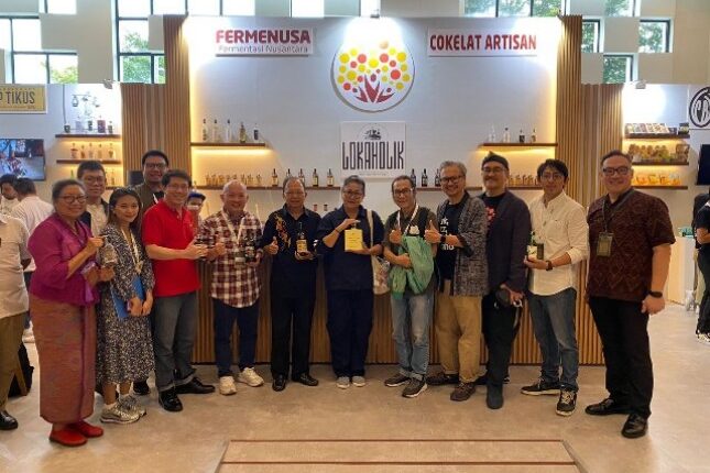 Pelaku industri Fermentasi dan Pengurus Koperasi Gerakan Fermentasi Nusantara (Fermenusa) berphoto bersama Mantan Gubernur Bali I Wayan Koster di Bittersweet Festival yang diselenggarakan di Food Hotel and Tourism Bali 2024, Nusa Dua Bali (6/3/2024)