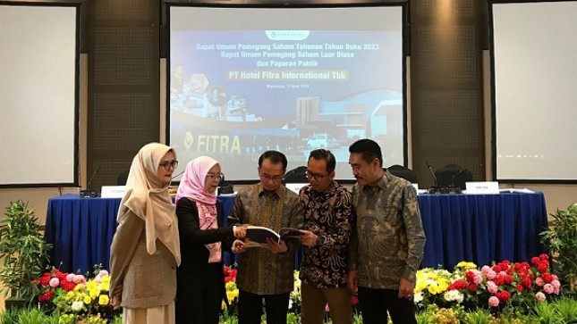 Direksi dan Komisaris PT Hotel Fitra International Tbk usai RUPS dan RUPSLB tahun 2023. (Foto: Humas FITT