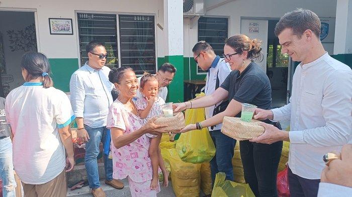 Aksi Ascott Takes Part Ramadan di Yayasan Bali Life TPA Suwung. Ascott Regional Bali Gelar Ascott Takes Part Ramadan, Salurkan Takjil hingga Sembako di TPA Suwung Tribun Bali/I Putu Supartika