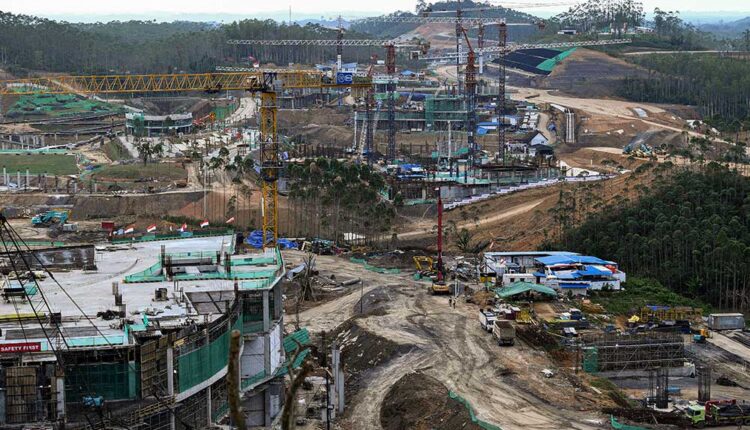 Suasana pembangunan Sumbu Kebangsaan di Ibu Kota Nusantara (IKN), Penajam Paser Utara, Kalimantan Timur, Jumat (22/9/2023). Presiden Joko Widodo menyebut progres pembangunan IKN sudah mencapai sekitar 40 persen./ ANTARA FOTO/Sigid Kurniawan