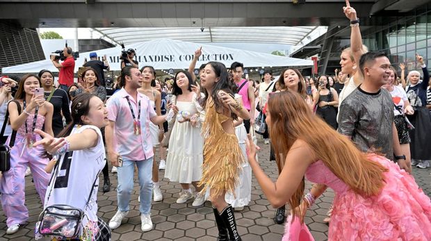Foto: Penonton bernyanyi saat konser Taylor Swift di Singapore March 2, 2024. (REUTERS/Caroline Chia)