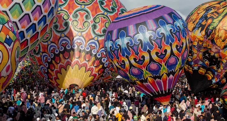 Festival balon udara ini merupakan acara tahunan sejak tahun 1950. Festival ini juga menjadi ajang merayakan dan mengisi libur Hari Raya Idul Fitri. Balon-balon udara tersebut terbuat dari kertas dan dihias dengan motif-motif khas Wonosobo yang sangat bervariasi dan warna-warna kontras. foto: liputan6