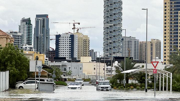 Mobil melewati jalan yang banjir saat hujan badai di Dubai, Uni Emirat Arab, 16 April 2024. REUTERS/Abdel Hadi Ramahi