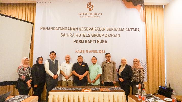 Manajemen Sahira Hotels Group bersama pengurus PKBM Bakti Nusa