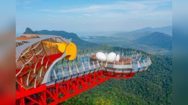 Eagle's Nest SkyWalk di Langkawi, Malaysia, skywalk terpanjang di dunia. Instagram.com/@langkawiskycab