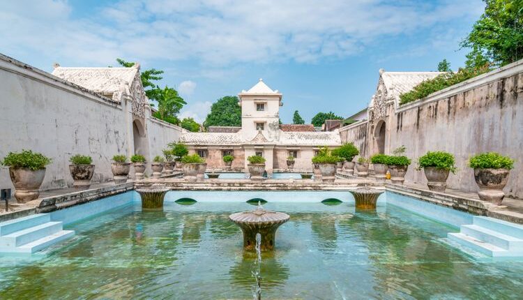Taman Sari, Yogyakarta(Shutterstock/Nuttaphong Kanchanachaya )