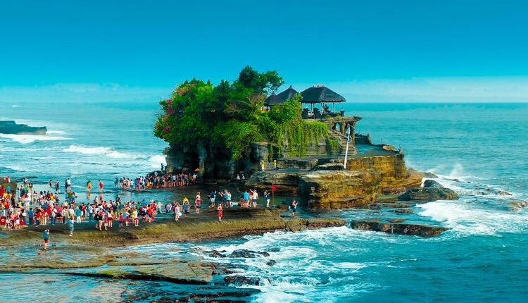 Ilustrasi wisatawan di Pura Tanah Lot, Bali.(UNSPLASH/EYESTETIX STUDIO)