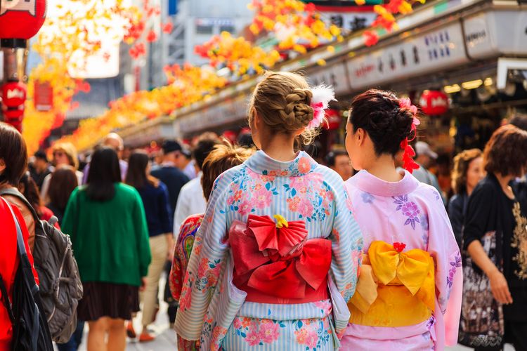Ilustrasi wisatawan asing di Jepang.(Dok. Shutterstock/witaya ratanasirikulchai)