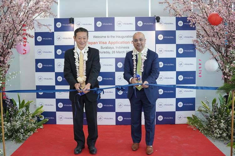 Proses pemotongan pita oleh Mr. Takeyama Kenichi (Konsul Jenderal Jepang di Surabaya) (kiri) dan Mr. Kaushik Ghosh (Head of Australasia, VFS Global) sebagai penanda resmi dibukanya Japan Visa Application Centre di Surabaya, Kamis (28/3/2024).(Dok. VFS Global)