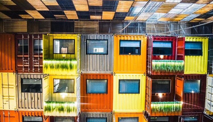 Hotel Qubika di IKN menggunakan konsep bangunan dengan bahan utama kontainer yang ditumpuk ke atas. Hotel ini memiliki 206 kamar dengan tujuh area meeting room berkapasitas 50 orang setiap ruangan. (Dok. Hotel Qubika)