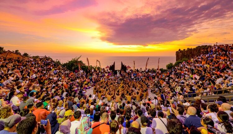 Ilustrasi wisatawan saat menonton tari kecak di Uluwatu, Bali.(Dok. Shutterstock/Aries Hendrick Apriyanto)