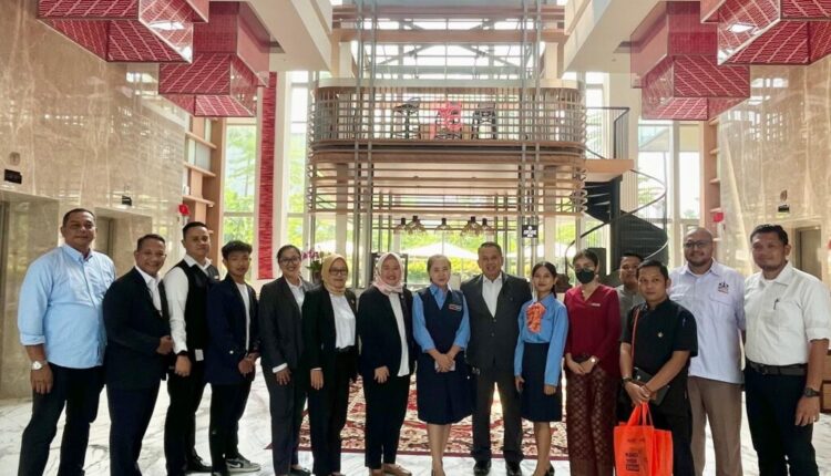 Pada Senin, 22 April 2024, Departemen Pengelolaan Perhotelan Institut Pariwisata Trisakti telah melakukan kunjungan ke Hotel Ra Suites Simatupang dalam rangka evaluasi kegiatan pembelajaran kelas karyawan yang telah berjalan selama dua semester.