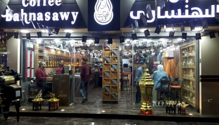 Pemandangan Kafe Bahnasawy di Kairo, Mesir, yang menjual minuman dan bubuk kopi asal Indonesia di Mesir, Minggu (18/4/2021). Pada bulan Ramadhan ini, kafe itu setiap malam dipenuhi pengunjung yang ingin menikmati kopi.