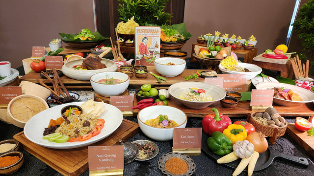 Hotel Indonesia Kempinski Jakarta hadirkan program kuliner yang terinspirasi dari buku resep ikonik Mustikarasa (7/5/2024). Foto: Azalia Amadea/Kumparan