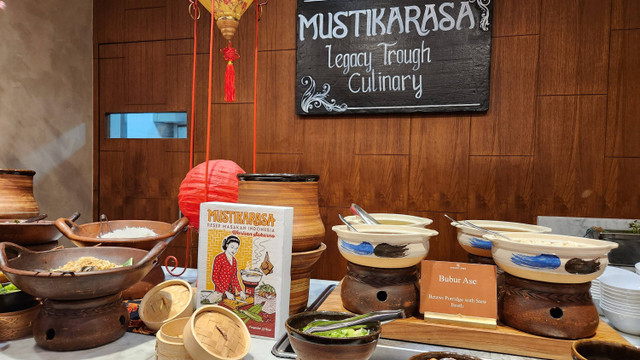 Hotel Indonesia Kempinski Jakarta hadirkan program kuliner yang terinspirasi dari buku resep ikonik Mustikarasa (7/5/2024). Foto: Azalia Amadea/Kumparan