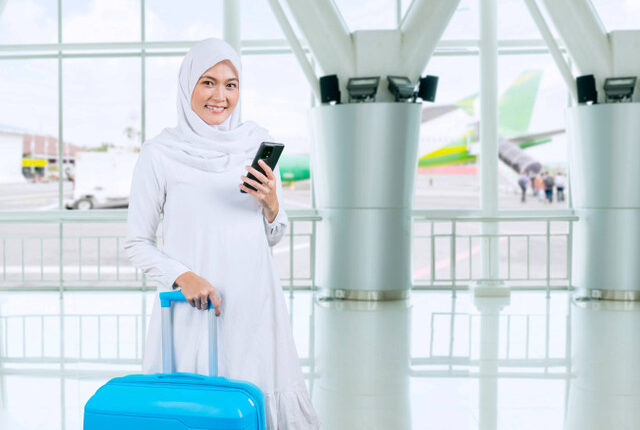 Ilustrasi perempuan Muslim yang sedang traveling. Foto: Creativa Images/shutterstock