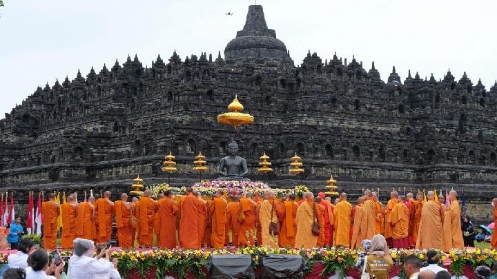Bhikhu berdoa bersama saat perayaan hari raya Magha Puja 2024 di pelataran Candi Borobudur, Magelang, Jawa Tengah, Sabtu 8 Maret 2024. Hari raya Magha Puja diperingati setiap bulan purnama di bulan ketiga kalender Buddha untuk mengenang Sang Buddha saat membabarkan Dharma pentingnya umat menghindari perbuatan jahat, menambah kebajikan, kesucian hati dan pikiran. ANTARA FOTO/Anis Efizudin