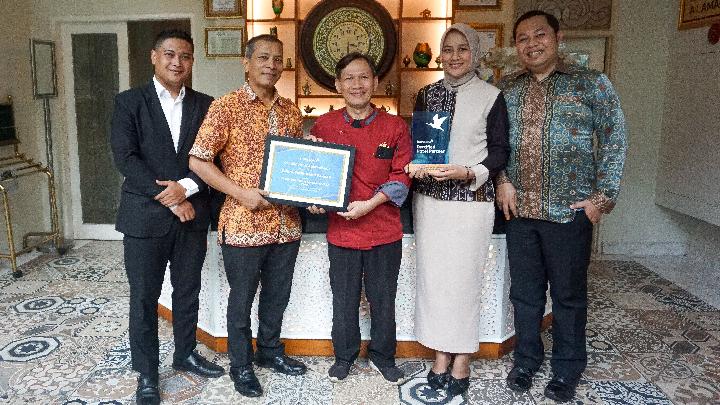 Manajemen Sahira Hotel memamerkan penghargaan "The Exceptional Guest Experience Value 2023" dari Traveloka.
