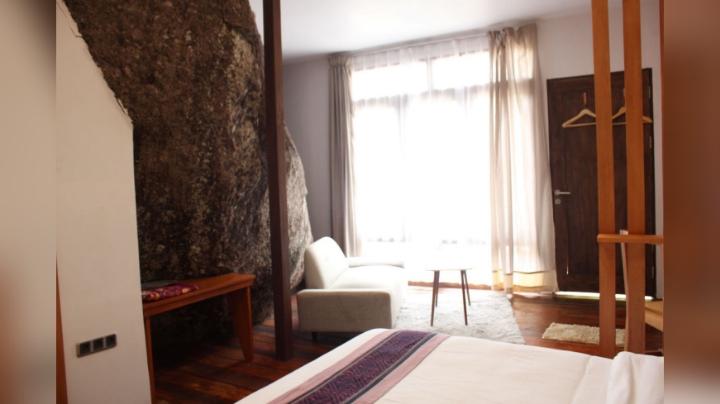 Batu Granit yang berada di dalam kamar Natuna Dive Resort. (Dok. Istimewa)