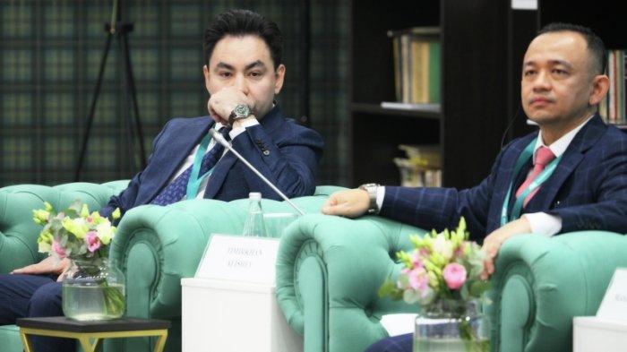 Ketua LSM International Institute for Advanced Study of Islam Malaysia, Maszli Malik (kanan) pada konferensi pers di KazanForum 2024 di Kota Kazan, Republik Tatarstan, Federasi Rusia, Rabu 15 Mei 2024.