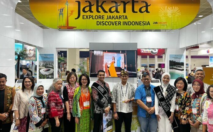Menparekraf Sandiaga Uno bersama peserta Seoul International Travel Fair 2024 di Seoul, Korea Selatan. Foto: Kemenparekraf