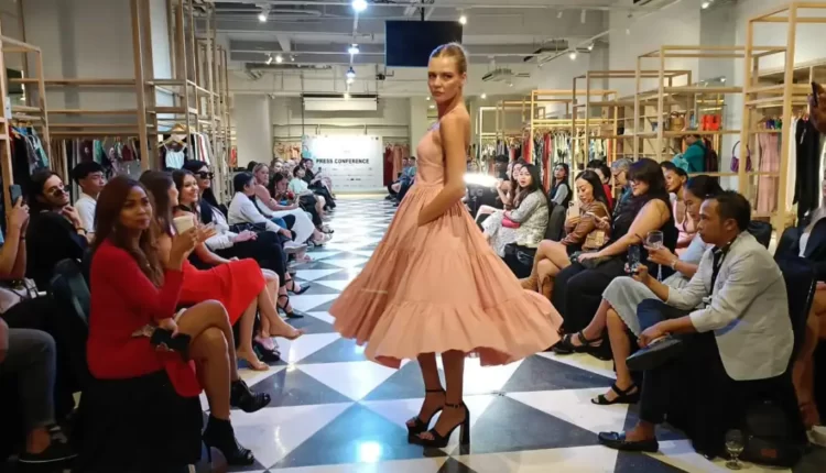 Salah seorang model menunjukkan karya designer BFP 2024 yang akan digelar di TS Suites Seminyak Bali, Jalan Nakula No. 18 Legian, Kuta, Badung.