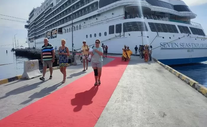 Wisatawan mancanegara berdatangan melalui Pelabuhan Celukan Bawang, setelah kapal pesiar MS Seven Seas Explorer berlabuh. (FOTO DINAS PARIWISATA BULELENG)