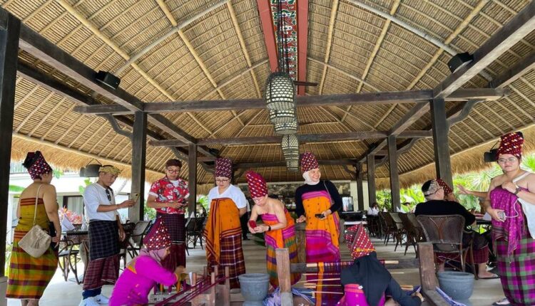 Para tamu hotel Sudamala Senggigi, Lombok Barat sedang menyaksikan para penenun dari Bayan, Lombok Utara. Atraksi menenun merupakan salah satu yang ditampilkan Hotel Sudamala./Bisnis-Harian Noris Saputra