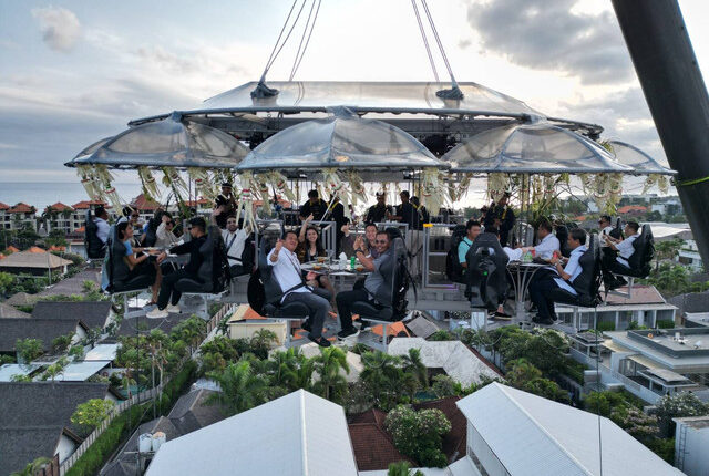 Suasana menikmati sajian makan di Lounge in The Sky - Dok. Lounge in The Sky