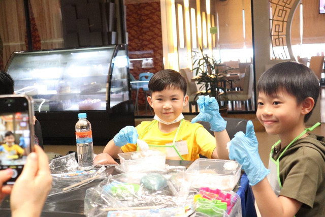 Salah satu Peserta saat program Fun Chemistry 2023. Foto: Dok. Aston Pontianak